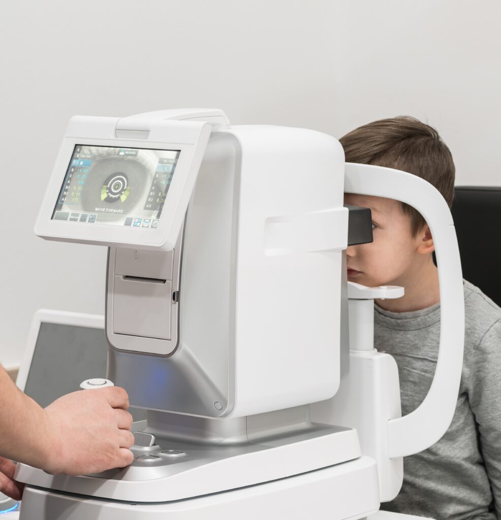 Niño realizando un control de miopía con biómetro